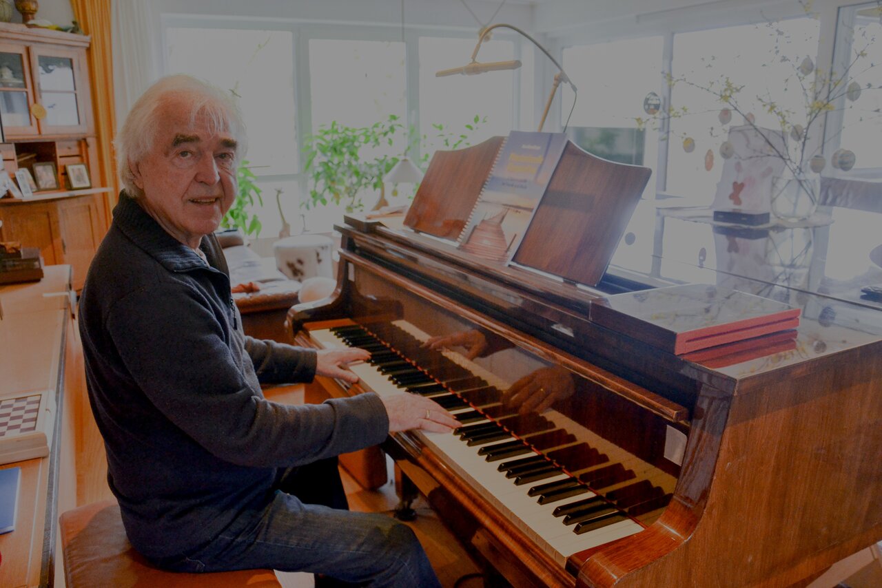 Seine Musik spielt Hans Bärenfänger auf dem Klavier, das es vor mehr als 50 Jahren zur Verlobung gab. Foto: Wilhelm Figge